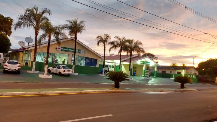 Entrada do Pronto Atendimento da Santa Casa de Quintana, com ambulância a postos e o Centro de Especialidades Odontológicas ao fundo.